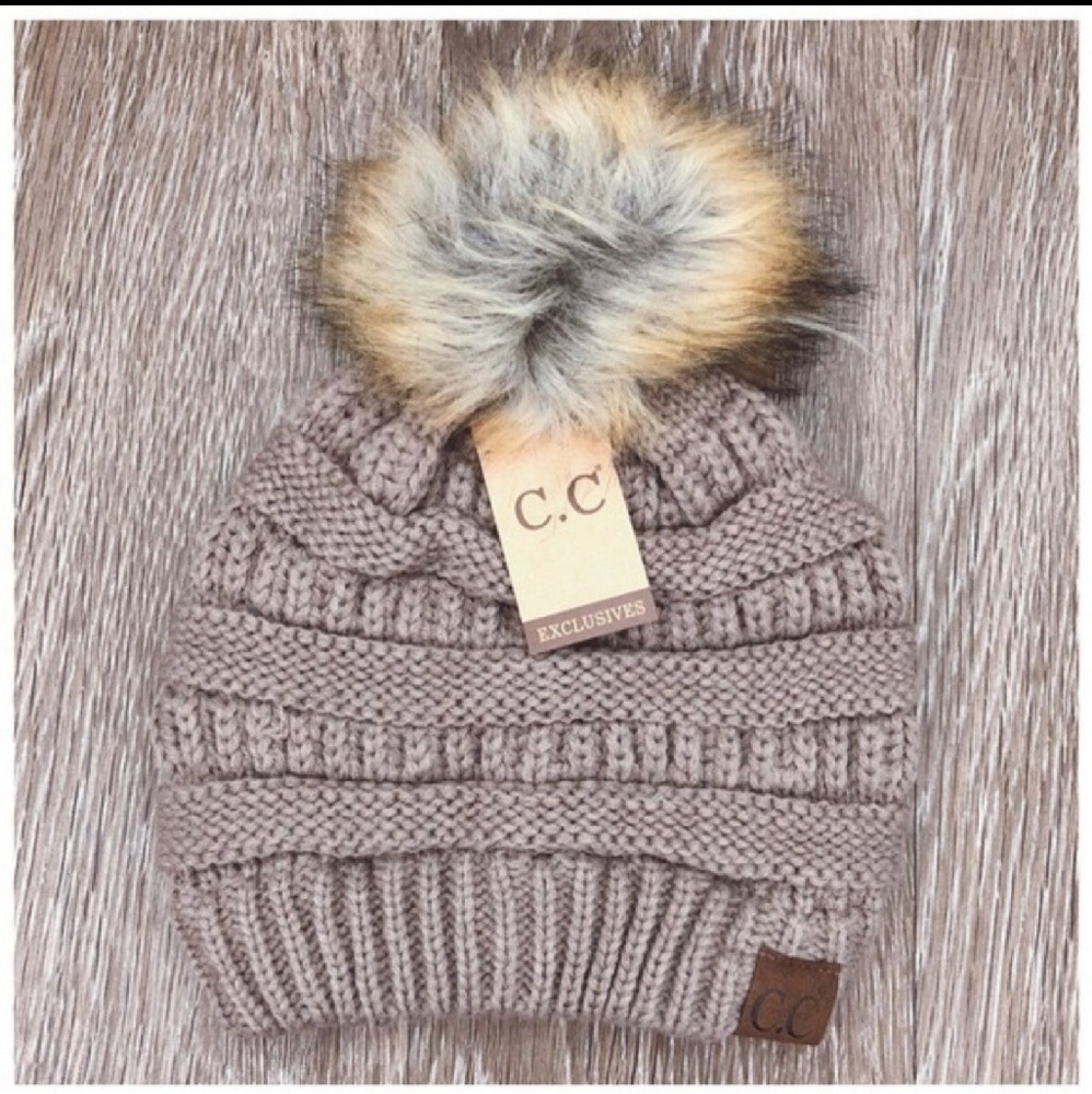 NWT knit faux fur pom beanie hat in Taupe